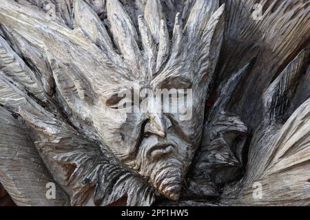 Holzschnitzerei eines Gesichts, das Jack Frost darstellt Stockfoto