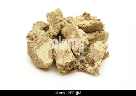 tahan halva, isoliert auf weißem Hintergrund, als Dessert türkische Delikatessen Stockfoto