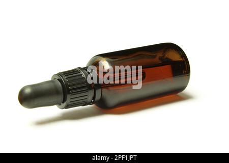 Tropfflasche isoliert auf weißem Hintergrund. Serumbehälter mit Pipette Pumpen Stockfoto