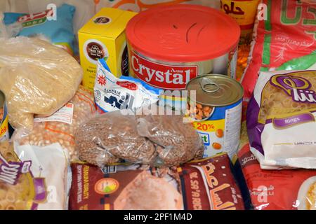 Kairo, Ägypten, März 12 2023: Grundnahrungsmittelversorgung Öl, Ghee, Zucker, Linsen, Favabohnen, Reis, Makkaroni, Salz, Tee und der Ramadan-Monat Yamis Stockfoto