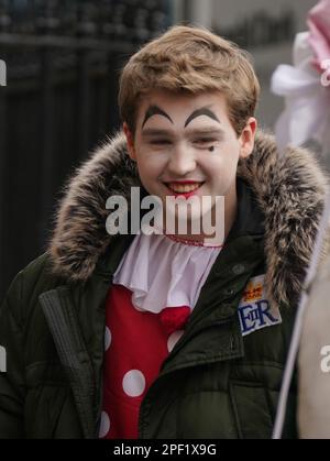 Hintergrunddarsteller während der Dreharbeiten für die nächste Staffel der Krone in St. Andrews, Schottland. Foto: Donnerstag, 16. März 2023. Stockfoto