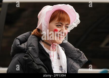 Hintergrunddarsteller während der Dreharbeiten für die nächste Staffel der Krone in St. Andrews, Schottland. Foto: Donnerstag, 16. März 2023. Stockfoto