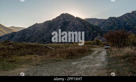 Altai, Russland - 02. Oktober 2022: Die Marke „Honda HR-V“ steht in der Ferne der Straße unter den Bergen in der Nähe des Flusses in Altai. Stockfoto