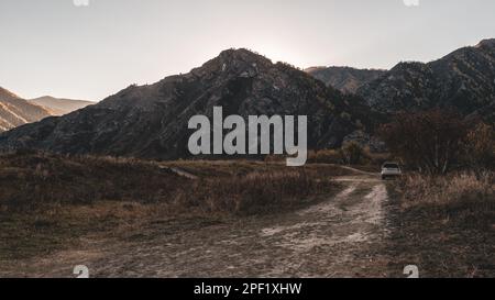 Altai, Russland - 02. Oktober 2022: Die Marke Honda HR-V steht in der Ferne der Straße unter den Bergen in der Nähe des Flusses. Stockfoto