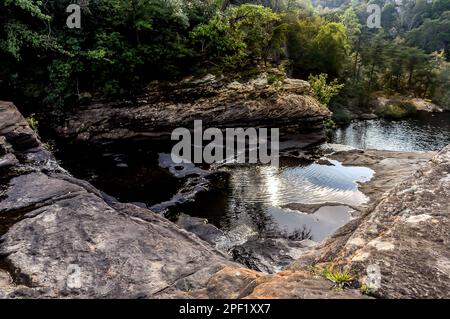 Ruhiger Wasserpool direkt über den DeSoto Falls im DeSoto State Park in der Nähe von Fort Payne, Alabama. Stockfoto