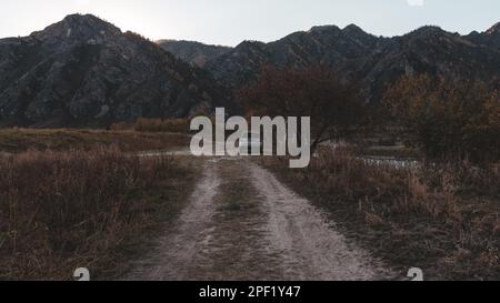 Altai, Russland - 02. Oktober 2022: Die Marke „Honda HR-V“ steht in der Ferne der Straße unter den Bergen in der Nähe des Flusses in Altai in Sibirien. Stockfoto