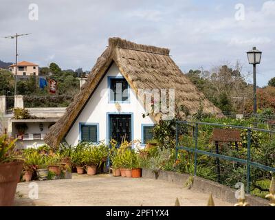 Ein traditionelles Strohhaus in Santana auf Madeira. Stockfoto