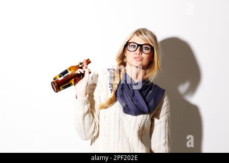 Mädchen mögen auch Bier. Eine wunderschöne junge Frau mit zwei Bieren vor weißem Hintergrund. Stockfoto