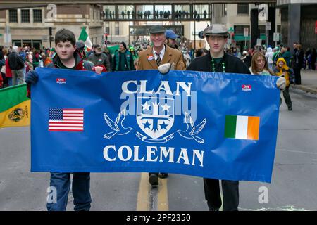 Patrick Coleman geht hinter dem Coleman Clan-Banner in der Saint Paul, Minnesota St. Patrick's Day Parade, 2005. Die fünf spitzen Sterne auf der Familie Stockfoto