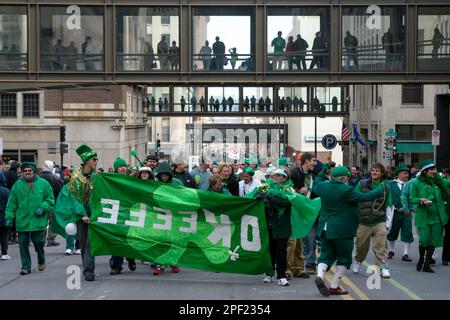 O'Keefe Clan Banner bei der Patrick's Day Parade in Saint Paul, Minnesota, 2005. Viele Leute sehen die Parade von den Skyways in der Innenstadt von St. Stockfoto