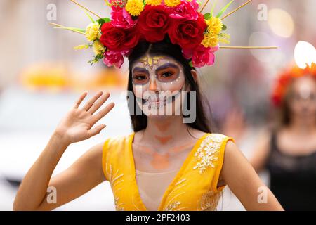 Matamoros, Tamaulipas, Mexiko - 1. November 2022: Dia de los Muertos Parade, junge Frau kleidet sich als catrina in traditioneller Kleidung Stockfoto