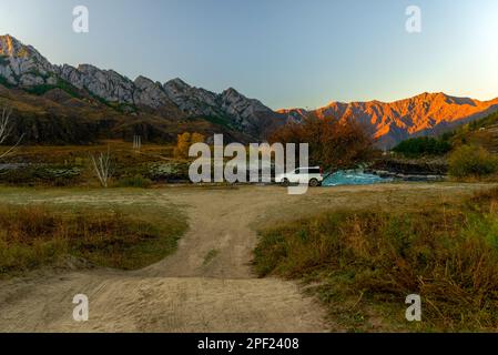 Die Marke „Honda HR-V“ steht tagsüber unter einem Baum in der Nähe der Berge in der Nähe des Flusses in Altai in Sibirien. Altai, Russland - Stockfoto