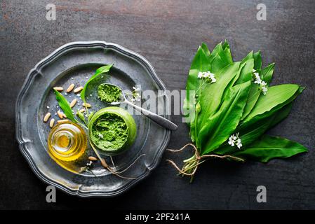 Zubereitung von frischem Ramson oder Bärlauch-Pesto. Gesundes Frühlingsfutter-Konzept Stockfoto