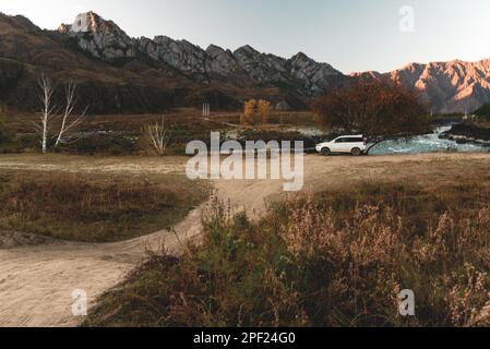 Die Crossover-Marke „Honda HR-V“ steht tagsüber an der Straße unter einem Baum in der Nähe der Berge in der Nähe des Flusses in Altai in Russland. Altai, Russland - Stockfoto