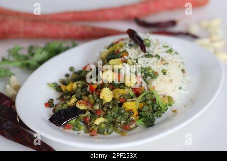 Chili-Knoblauch-Gemüse-Reis. Chili-Knoblauch-Gemüsereis. Ein schnelles Mittagessen mit Knoblauchgeschmack mit Basmati-Reis, sautiertem Babymais, Paprika, Karotten und Stockfoto