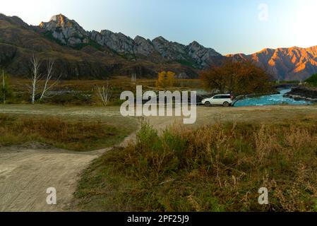 Tagsüber steht ein alter Wagen der Marke „Honda HR-V“ unter einem Baum in der Nähe des Flusses in Altai in Russland. Altai, Ru Stockfoto