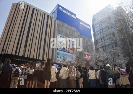 Tokio, Japan. 16. März 2023. Menschenmassen warten auf die Wiedereröffnung von Animate Ikebukuro, dem größten Anime-Laden der Welt. (Foto: Stanislav Kogiku/SOPA Images/Sipa USA) Guthaben: SIPA USA/Alamy Live News Stockfoto
