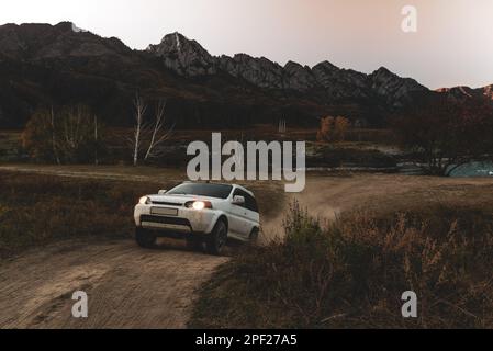 Ein alter Honda HR-V Crossover fährt im Herbst einen Berg in Sibirien hinauf. Altai, Russland - 02. Oktober 2022 Stockfoto