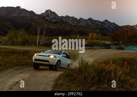 Ein alter Crossover der Marke „Honda HR-V“ ohne Nummernschild fährt schnell einen Berg in Sibirien hinauf. Altai, Russland - 02. Oktober 2022 Stockfoto