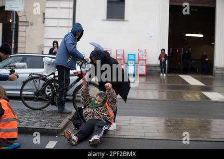 München, Deutschland. 08. März 2023. Am 8. März 2023 wurde die Ludwigstraße an der LMU in München durch 5 Klimaaufkleber am Internationalen Frauentag blockiert. Anlässlich des Internationalen Frauentags nahmen Menschen Teil, die sich als FLINTA ausweisen. Die Letzte Generation demonstriert für die Wiedereinführung des 9-Euro-Tickets und einer Geschwindigkeitsbegrenzung von 100 km/h auf Autobahnen sowie für einen Gesellschaftsrat. (Foto: Alexander Pohl/Sipa USA) Guthaben: SIPA USA/Alamy Live News Stockfoto