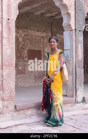 Jodhpur, Rajasthan, Indien - 19. Oktober 2019 : schöne Rajasthani-Frau mittleren Alters, die im Mehr in traditionellen, bunten rajasthani-Kleidern posiert Stockfoto