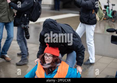 München, Deutschland. 08. März 2023. Am 8. März 2023 wurde die Ludwigstraße an der LMU in München durch 5 Klimaaufkleber am Internationalen Frauentag blockiert. Anlässlich des Internationalen Frauentags nahmen Menschen Teil, die sich als FLINTA ausweisen. Die Letzte Generation demonstriert für die Wiedereinführung des 9-Euro-Tickets und einer Geschwindigkeitsbegrenzung von 100 km/h auf Autobahnen sowie für einen Gesellschaftsrat. (Foto: Alexander Pohl/Sipa USA) Guthaben: SIPA USA/Alamy Live News Stockfoto