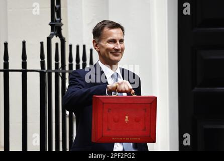 England, London, Westminster, Jeremy Hunt, konservativer Schatzkanzler, hält die rote Box in der Downing Street am Haushaltstag 15. März 2023. TAG DES BUDGETS, JEREMY HUNT ABGEORDNETER, KANZLER DES EXCHEQUER. Stockfoto