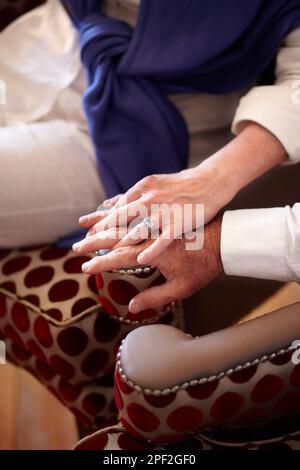 Zusammen für immer. Ein liebevolles Seniorenpaar, das Händchen hält. Stockfoto