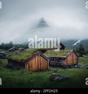 Norwegische alten hölzernen Angeln Häuser mit begrünten Dächern in das Tal Innerdalen - Norwegens schönsten Berge Tal, in der Nähe von Innerdalsvatna See. Norwegen, Europa Stockfoto