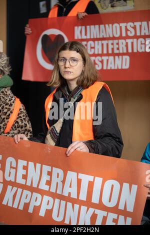 München, Deutschland. 08. März 2023. Merita Pira. Am 8. März 2023 wurde die Ludwigstraße an der LMU in München durch 5 Klimaaufkleber am Internationalen Frauentag blockiert. Anlässlich des Internationalen Frauentags nahmen Menschen Teil, die sich als FLINTA ausweisen. Die Letzte Generation demonstriert für die Wiedereinführung des 9-Euro-Tickets und einer Geschwindigkeitsbegrenzung von 100 km/h auf Autobahnen sowie für einen Gesellschaftsrat. (Foto: Alexander Pohl/Sipa USA) Guthaben: SIPA USA/Alamy Live News Stockfoto