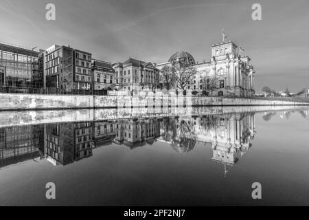 Reichstag mit Reflexion in der Spree am frühen Morgen. Stockfoto