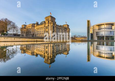 Reichstag mit Reflexion in der Spree am frühen Morgen. Stockfoto