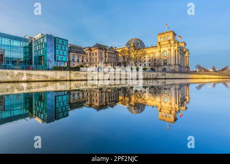 Reichstag mit Reflexion in der Spree am frühen Morgen. Stockfoto