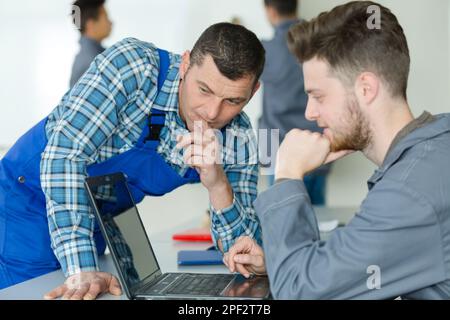 Porträt von Schülern, die mit einem Laptop arbeiten Stockfoto