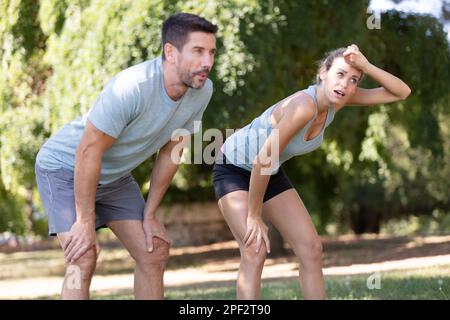 Müde Läufer ruhen sich nach dem Laufen aus Stockfoto