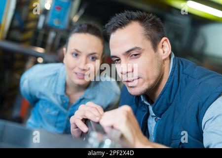 2 Coleagues bei der Arbeit in einer Stahlfabrik Stockfoto