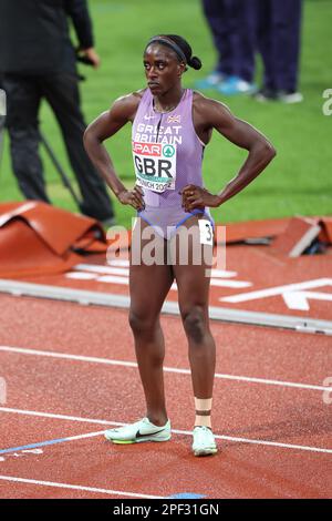 Victoria OHURUOGU wartet auf den Start des 4 * 400m Relay Final bei der europäischen Leichtathletik-Meisterschaft 2022 Stockfoto