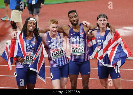 Das britische 4 * 400m-Staffelteam für Männer feiert nach dem Gewinn der Goldmedaille bei der europäischen Leichtathletikmeisterschaft 2022 Stockfoto