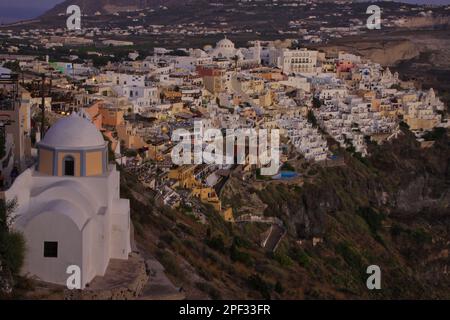 Panoramablick über Thira bei Sonnenuntergang Stockfoto