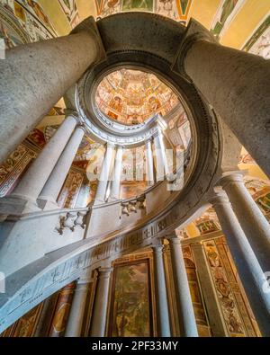 Wunderschöne Treppe mit Fresken im Farnese-Palast in Caprarola, Provinz Viterbo, Latium, Italien. Stockfoto