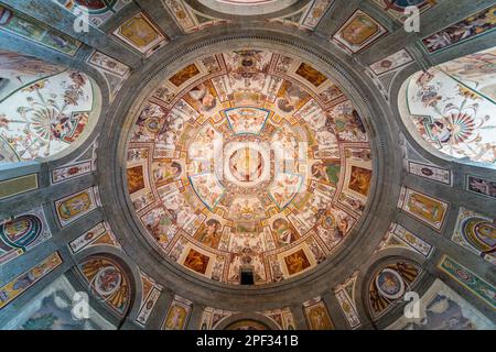 Wunderschöne Treppe mit Fresken im Farnese-Palast in Caprarola, Provinz Viterbo, Latium, Italien. Stockfoto