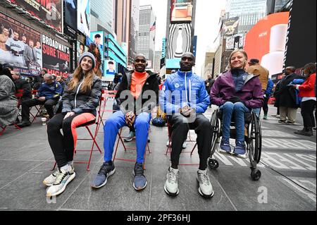 New York, USA. 16. März 2023. Profisportler (l-r), zweimalige Olympiasiegerin Molly Huddle, Jacob Kiplimo, Olympiameisterin und Halbmarathon-Weltrekordhalter, Joshua Cheptegei, zweimalige Olympiameisterin und viermalige Weltmeisterin, und Susannah Scaroni, Paralympikerin, besuchen den Halbmarathon 2023 von United Airlines NYC, New York, 16. März, Pressevorschau, 2023. (Foto: Anthony Behar/Sipa USA) Guthaben: SIPA USA/Alamy Live News Stockfoto