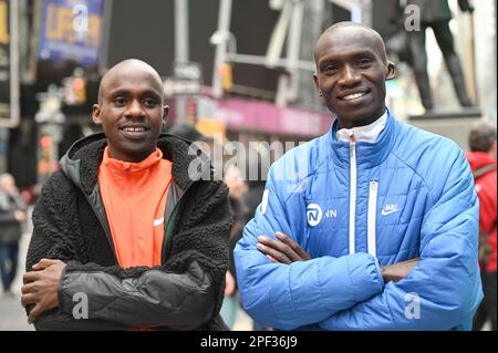 New York, USA. 16. März 2023. Die Profisportler Jacob Kiplimo, Olympiameisterin und Halbmarathon-Weltrekordhalter, und Joshua Cheptegei, zweimaliger Olympiasieger und viermaliger Weltmeisterschafter, nehmen am 16. März 2023 am Times Square, New York, NY, an der Pressevorschau für den United Airlines NYC-Halbmarathon 2023 Teil. (Foto: Anthony Behar/Sipa USA) Guthaben: SIPA USA/Alamy Live News Stockfoto