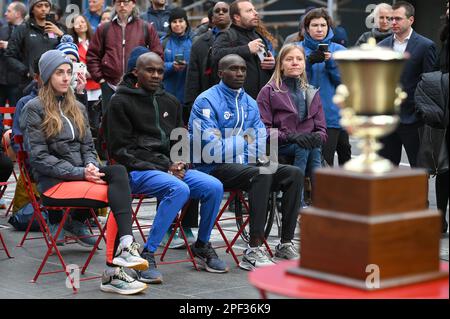 New York, USA. 16. März 2023. Profisportler (l-r), zweimalige Olympiasiegerin Molly Huddle, Jacob Kiplimo, Olympiameisterin und Halbmarathon-Weltrekordhalter, Joshua Cheptegei, zweimalige Olympiameisterin und viermalige Weltmeisterin, und Susannah Scaroni, Paralympikerin, besuchen den Halbmarathon 2023 von United Airlines NYC, New York, 16. März, Pressevorschau, 2023. (Foto: Anthony Behar/Sipa USA) Guthaben: SIPA USA/Alamy Live News Stockfoto