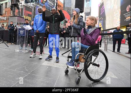 New York, USA. 16. März 2023. Profisportler (l-r) Joshua Cheptegei, zweimaliger Olympiameisterschafter und viermaliger Weltmeisterschafter, Jacob Kiplimo, Olympiameisterin und Halbmarathon-Weltrekordhalter, zweimaliger Olympiasieger Molly Huddle und Susannah Scaroni, Paralympic-Medaillengewinnerin, besuchen den 2023 United Airlines NYC Halbmarathon, New York, New York, Pressekonferenz 16, 2023. März, New York, Pressekonferenz, New York, New York, Presse (Foto: Anthony Behar/Sipa USA) Guthaben: SIPA USA/Alamy Live News Stockfoto