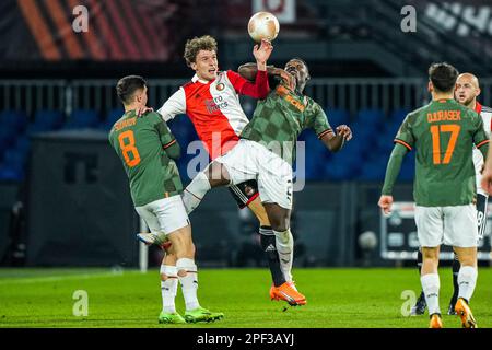 Rotterdam - Mats Wieffer von Feyenoord, Lassina Traore von Shakhtar Donetsk während des Spiels Feyenoord gegen Shakhtar Donetsk im Stadion Feijenoord De Kuip am 16. März 2023 in Rotterdam, Niederlande. (Box zu Box Pictures/Tom Bode) Stockfoto