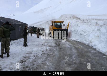 Ladakh, Kargil, Indien. 16. März 2023. Arbeiter der Border Roads Organisation (BRO) benutzen eine Maschine, um eine schneebedeckte Straße in der Nähe des Himalaya Zoji La Pass zu räumen. Nach 68 Tagen Schließung aufgrund rauer Winterbedingungen wurde der Pass wieder freigegeben und für die Reise sicher gemacht, sodass Fahrzeuge den atemberaubenden 3.528 Meter hohen Bergpass überqueren konnten. (Kreditbild: © Adil Abbas/Pacific Press via ZUMA Press Wire) NUR REDAKTIONELLE VERWENDUNG! Nicht für den kommerziellen GEBRAUCH! Stockfoto