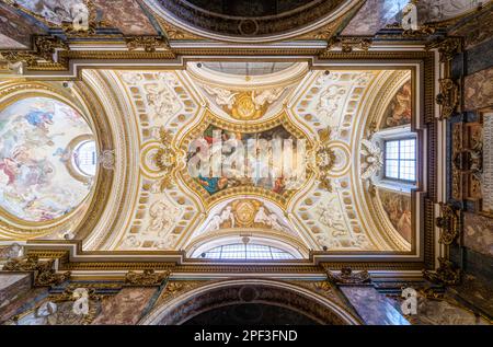 Der wunderschöne Tresor mit Fresken aus der Kirche San Nicola dei Lorenesi in Rom, Italien. März 10-2022 Stockfoto