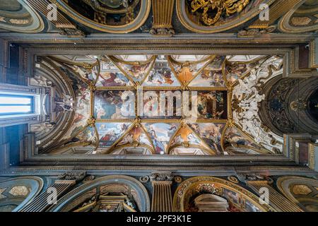 Das wunderschöne Innere der Kirche Santa Maria in Trivio in Rom, Italien. Stockfoto