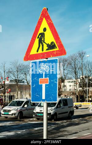 Sandnes, Norwegen, März 2023, Norwegian Road Traffic Warning Sign Men At Work Oder Roadworks With No People Stockfoto